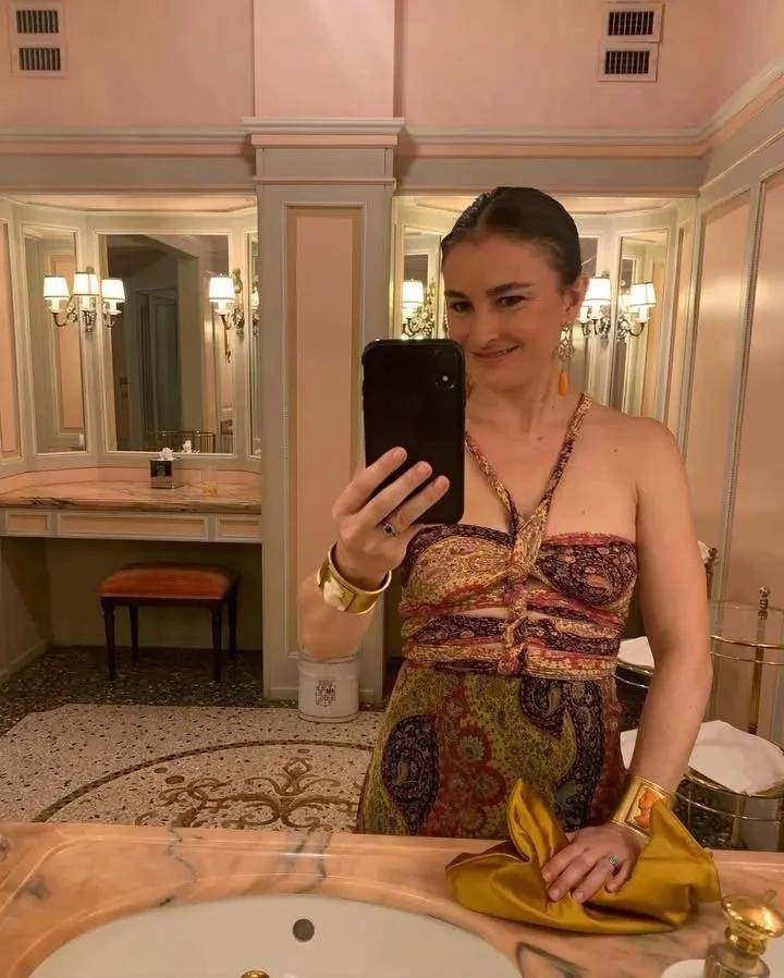 年近四十<strong></p>
<p>聚查</strong>，二孩妈妈，不骨感不时髦，却成了女魔头接班人