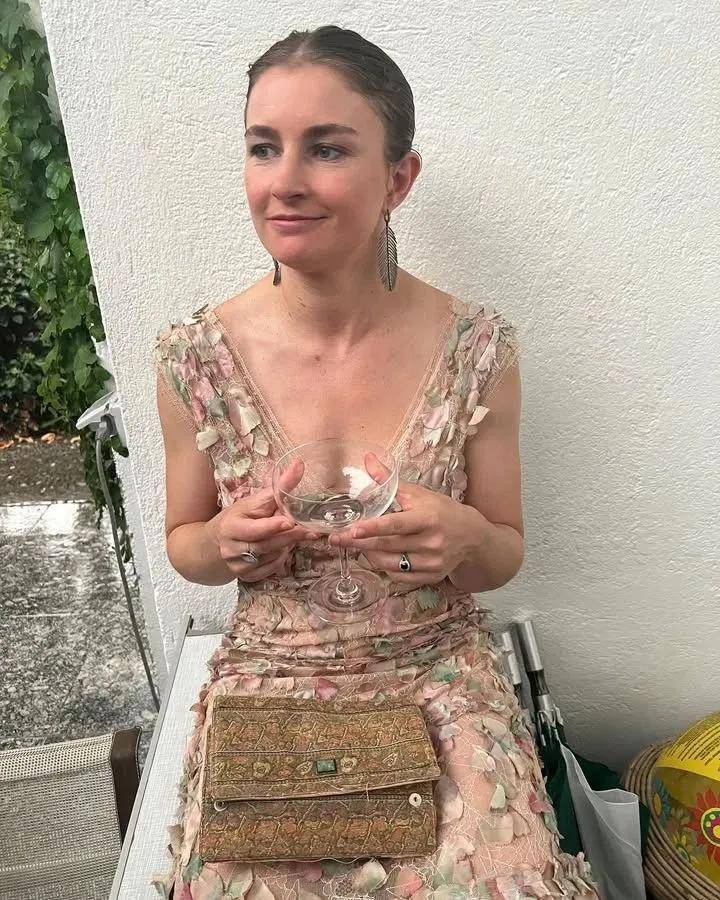 年近四十<strong></p>
<p>聚查</strong>，二孩妈妈，不骨感不时髦，却成了女魔头接班人