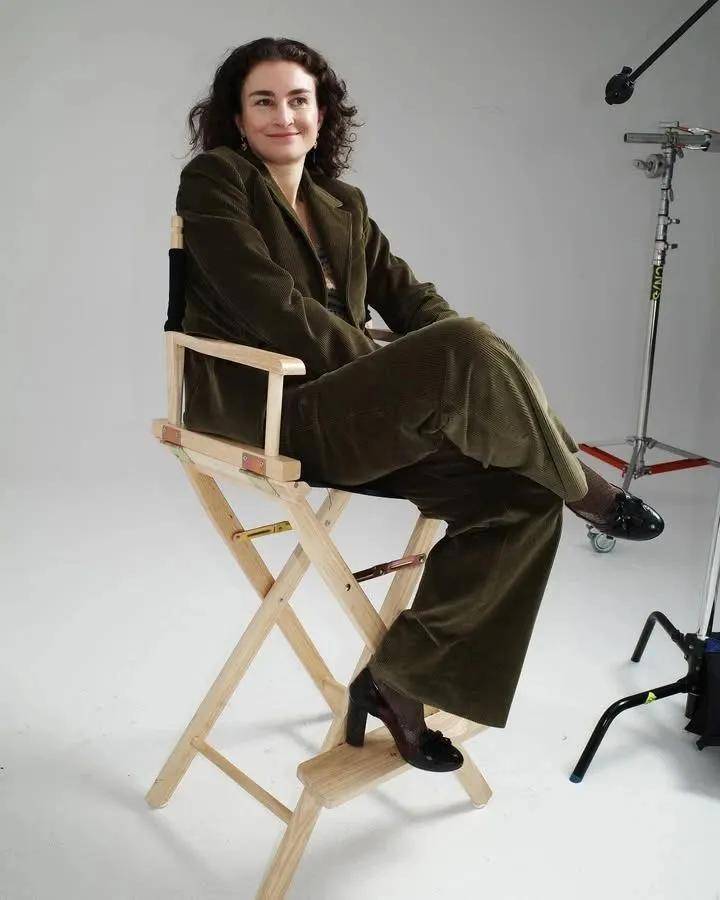 年近四十<strong></p>
<p>聚查</strong>，二孩妈妈，不骨感不时髦，却成了女魔头接班人