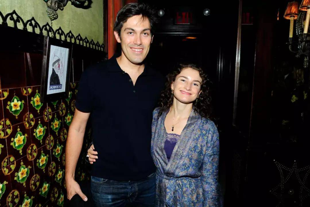 年近四十<strong></p>
<p>聚查</strong>，二孩妈妈，不骨感不时髦，却成了女魔头接班人