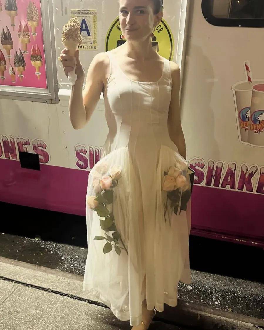 年近四十<strong></p>
<p>聚查</strong>，二孩妈妈，不骨感不时髦，却成了女魔头接班人