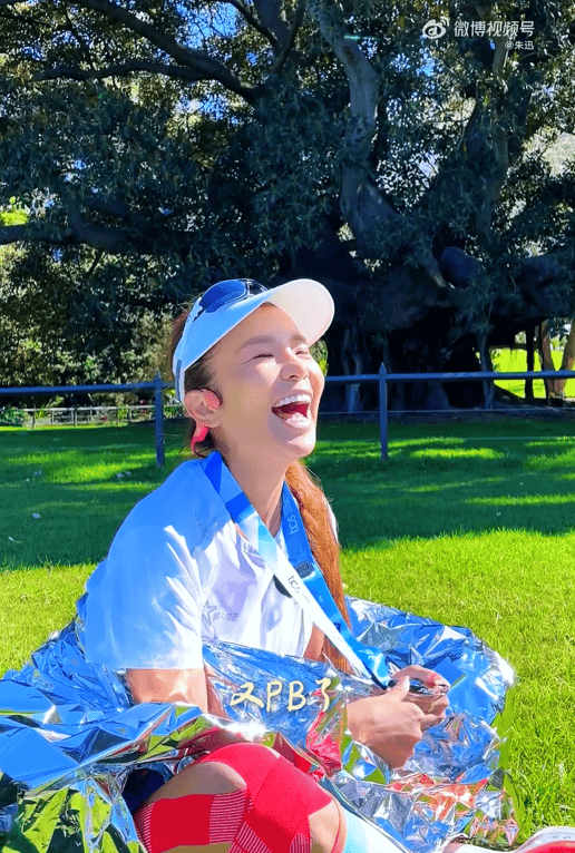 知名主持人朱迅跑完悉尼马拉松全马<strong></p>
<p>聚查</strong>，开心大笑：又创造个人最好成绩