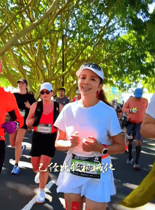 知名主持人朱迅跑完悉尼马拉松全马<strong></p>
<p>聚查</strong>，开心大笑：又创造个人最好成绩