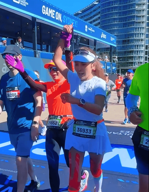 知名主持人朱迅跑完悉尼马拉松全马<strong></p>
<p>聚查</strong>，开心大笑：又创造个人最好成绩