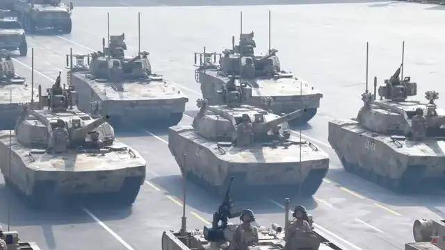 100式坦克<strong></p>
<p>聚查</strong>?红旗-29?东风-61?九三阅兵都有哪些亮点?