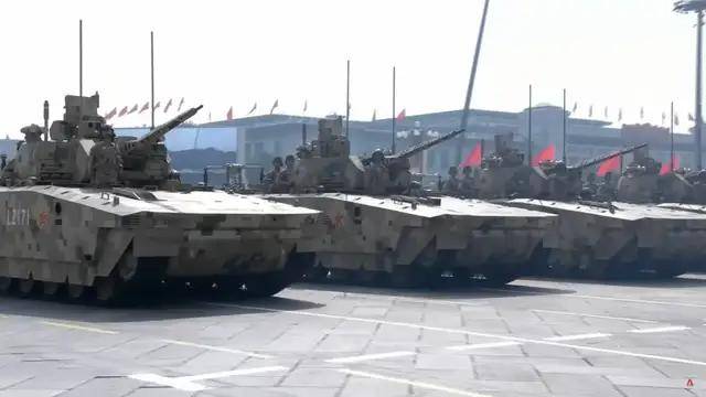 100式坦克<strong></p>
<p>聚查</strong>?红旗-29?东风-61?九三阅兵都有哪些亮点?