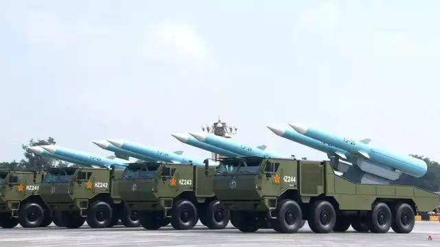 100式坦克<strong></p>
<p>聚查</strong>?红旗-29?东风-61?九三阅兵都有哪些亮点?