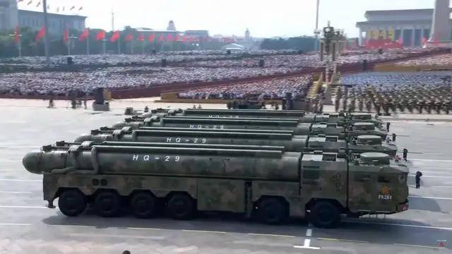 100式坦克<strong></p>
<p>聚查</strong>?红旗-29?东风-61?九三阅兵都有哪些亮点?