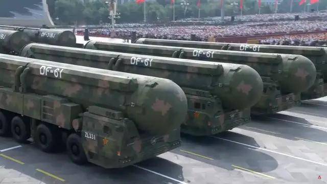 100式坦克<strong></p>
<p>聚查</strong>?红旗-29?东风-61?九三阅兵都有哪些亮点?