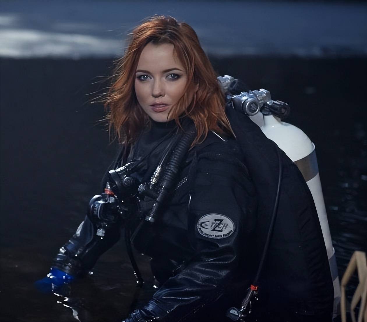 乌克兰女蛙人深潜80米<strong></p>
<p>聚查</strong>，在北约家门口，炸了北溪管道，遭德国通缉