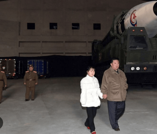 金正恩女儿首登国际舞台<strong></p>
<p>剧场</strong>，引爆接班传闻！英国首相被架空，工党内斗成全武行…