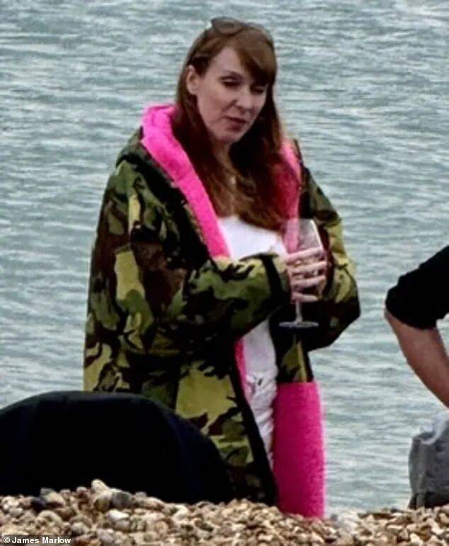 金正恩女儿首登国际舞台<strong></p>
<p>剧场</strong>，引爆接班传闻！英国首相被架空，工党内斗成全武行…