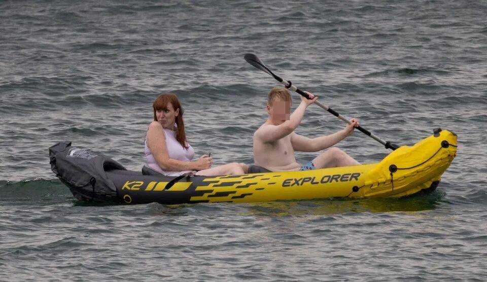 金正恩女儿首登国际舞台<strong></p>
<p>剧场</strong>，引爆接班传闻！英国首相被架空，工党内斗成全武行…