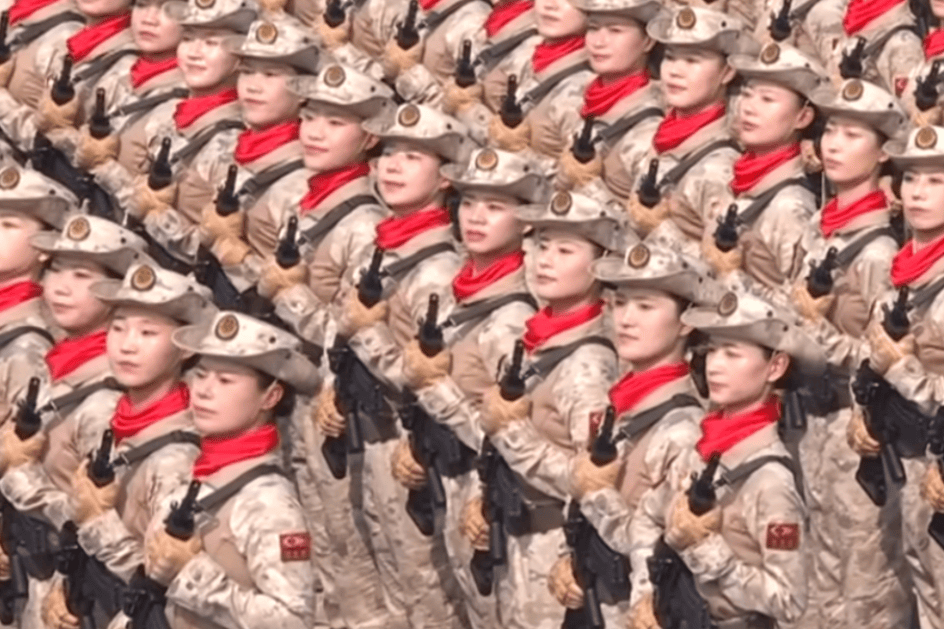 “民兵方队中一眼就认出了她<strong></p>
<p>剧场</strong>，我们的陈老师！”