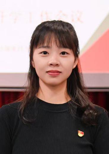 “民兵方队中一眼就认出了她<strong></p>
<p>剧场</strong>，我们的陈老师！”