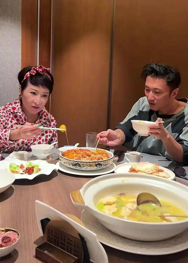 考古|89岁谢贤现身依旧时髦！与小49岁女友分手后开搞事业<strong></p>
<p>剧场</strong>，疑已交代后事的他太潇洒