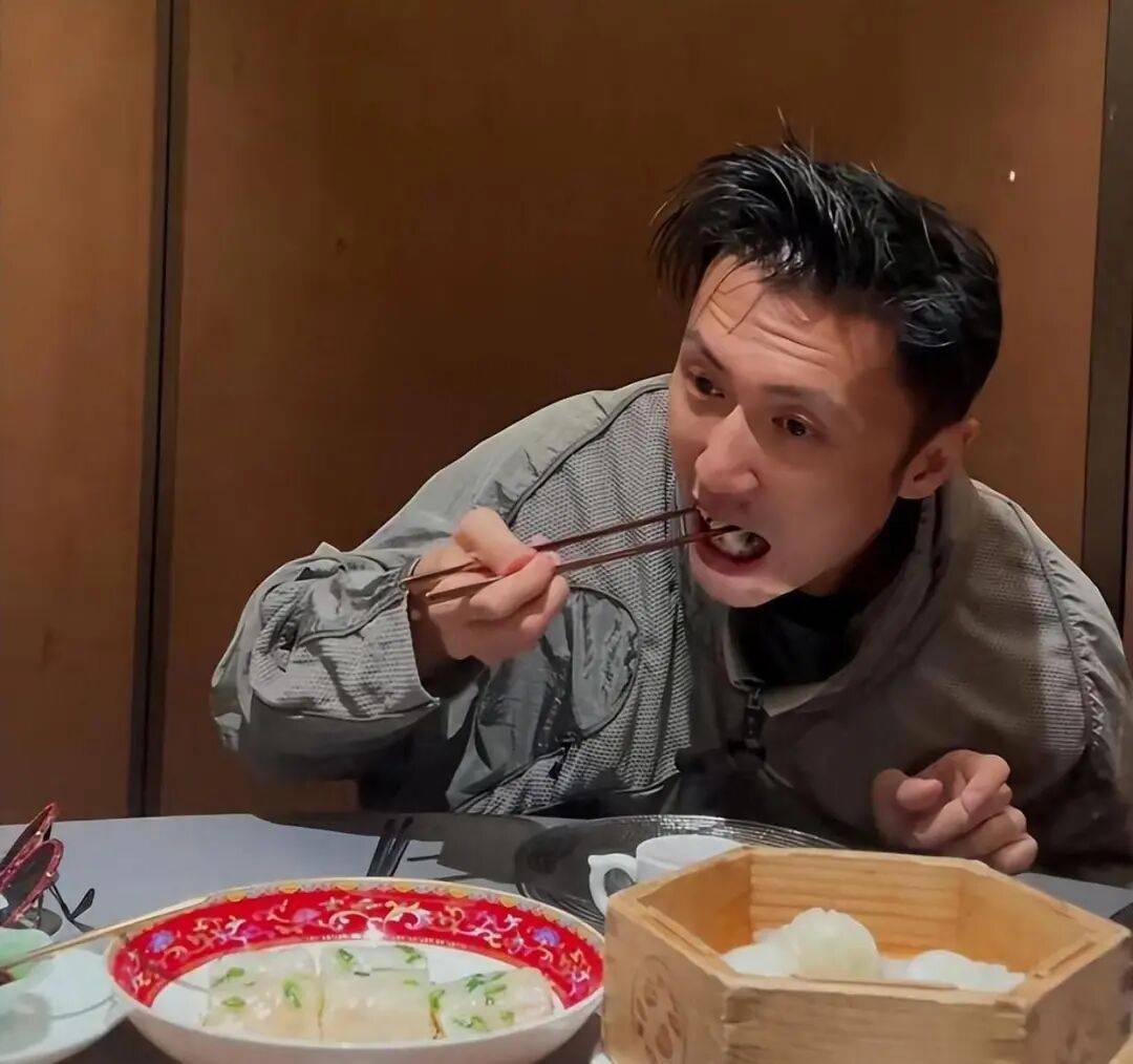 考古|89岁谢贤现身依旧时髦！与小49岁女友分手后开搞事业<strong></p>
<p>剧场</strong>，疑已交代后事的他太潇洒