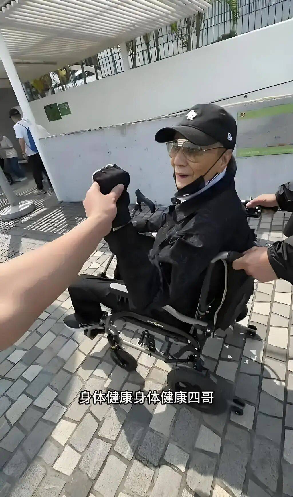 考古|89岁谢贤现身依旧时髦！与小49岁女友分手后开搞事业<strong></p>
<p>剧场</strong>，疑已交代后事的他太潇洒