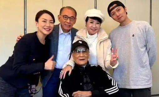 考古|89岁谢贤现身依旧时髦！与小49岁女友分手后开搞事业<strong></p>
<p>剧场</strong>，疑已交代后事的他太潇洒