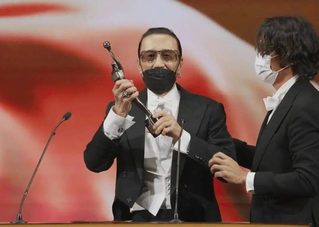 考古|89岁谢贤现身依旧时髦！与小49岁女友分手后开搞事业<strong></p>
<p>剧场</strong>，疑已交代后事的他太潇洒