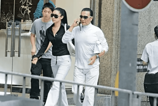 考古|89岁谢贤现身依旧时髦！与小49岁女友分手后开搞事业<strong></p>
<p>剧场</strong>，疑已交代后事的他太潇洒