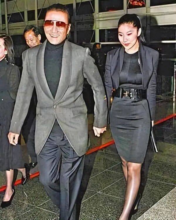 考古|89岁谢贤现身依旧时髦！与小49岁女友分手后开搞事业<strong></p>
<p>剧场</strong>，疑已交代后事的他太潇洒