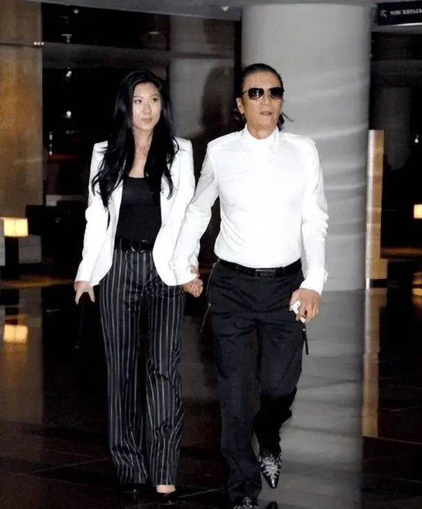 考古|89岁谢贤现身依旧时髦！与小49岁女友分手后开搞事业<strong></p>
<p>剧场</strong>，疑已交代后事的他太潇洒