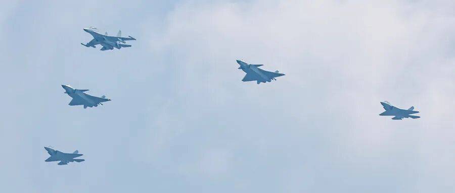 歼-20S亮相背后<strong></p>
<p>剧场</strong>，成都这个地方有多“硬核”？