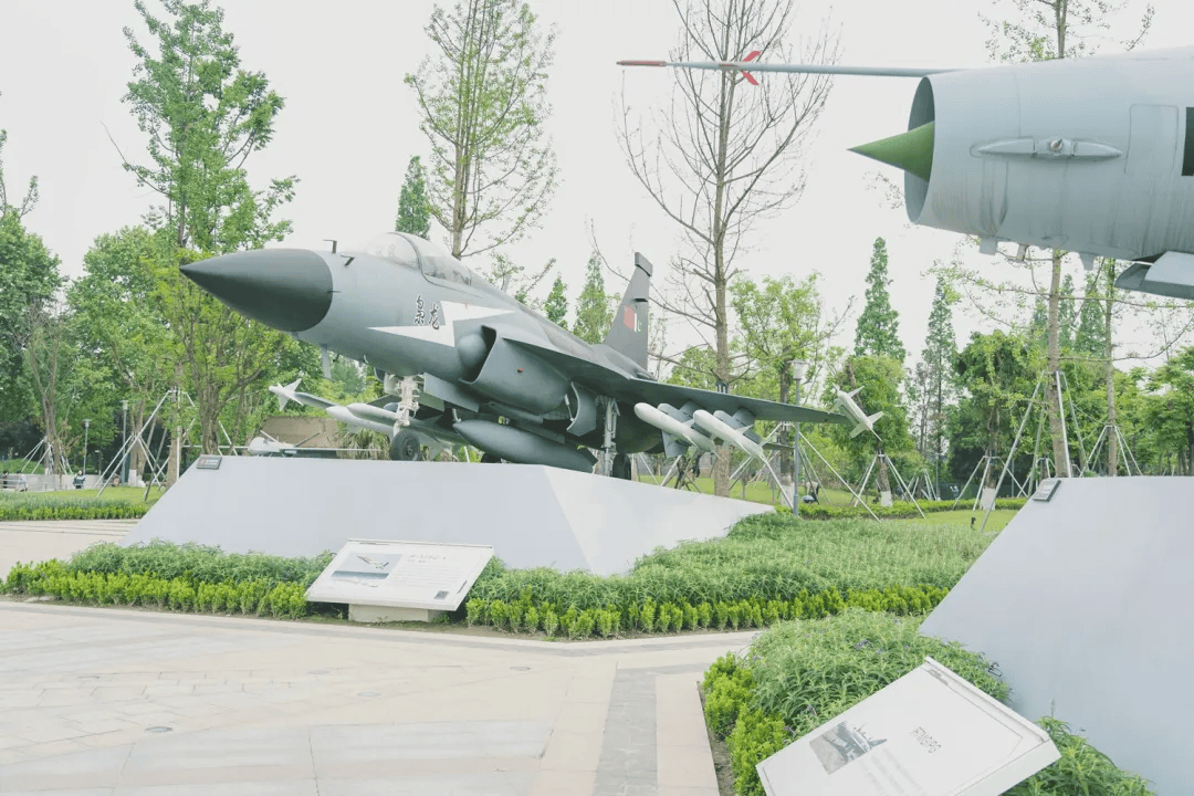 歼-20S亮相背后<strong></p>
<p>剧场</strong>，成都这个地方有多“硬核”？