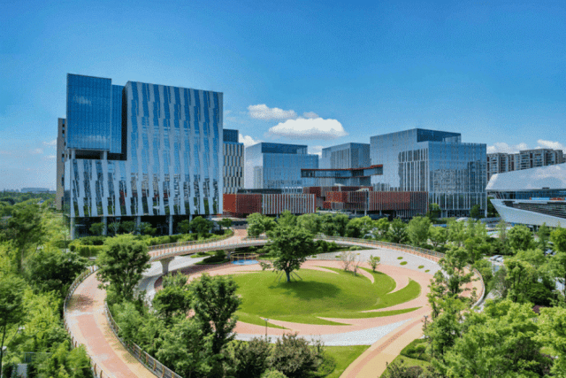 歼-20S亮相背后<strong></p>
<p>剧场</strong>，成都这个地方有多“硬核”？