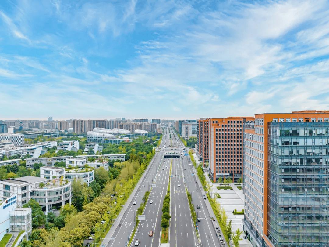 歼-20S亮相背后<strong></p>
<p>剧场</strong>，成都这个地方有多“硬核”？