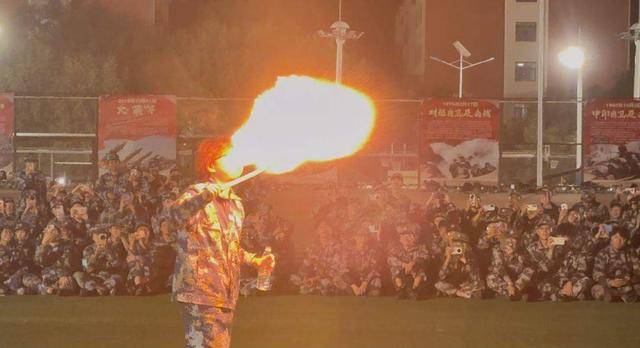 兰州大学军训期间大一女生表演川剧吐火<strong></p>
<p>free价格</strong>,校方:学生来自东北,因个人爱好自学