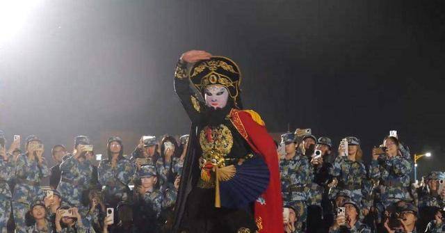 兰州大学军训期间大一女生表演川剧吐火<strong></p>
<p>free价格</strong>,校方:学生来自东北,因个人爱好自学