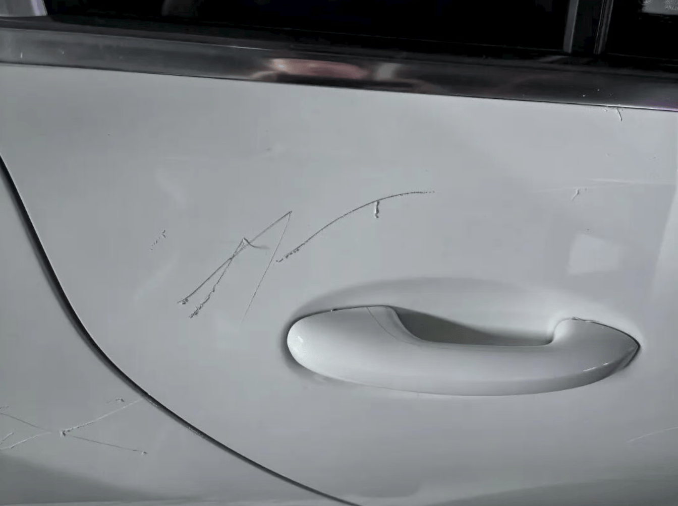 女子用铁片将邻居奔驰车划开数个口子<strong></p>
<p>free价格</strong>,被采取刑事强制措施 双方曾因车门磕碰发生口角