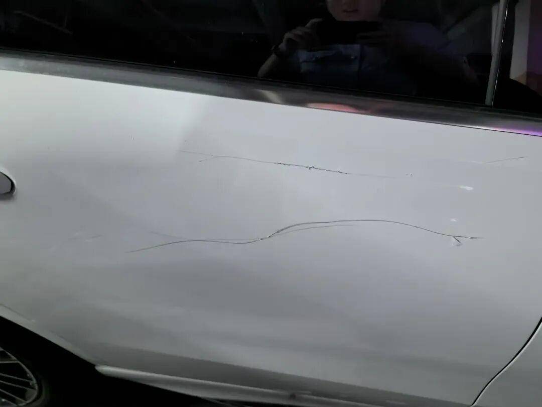 女子用铁片将邻居奔驰车划开数个口子<strong></p>
<p>free价格</strong>,被采取刑事强制措施 双方曾因车门磕碰发生口角