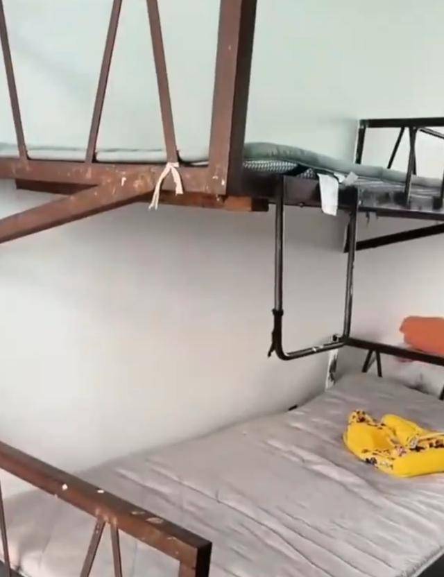 湖南一学生宿舍床铺仅用三角铁和螺丝固定<strong></p>
<p>free价格</strong>，学校回应