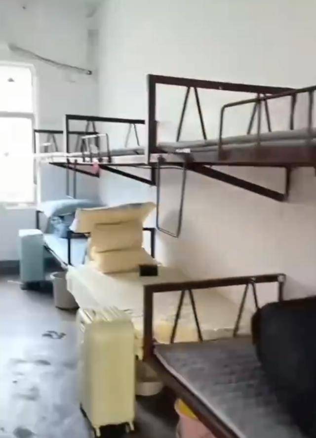 湖南一学生宿舍床铺仅用三角铁和螺丝固定<strong></p>
<p>free价格</strong>，学校回应