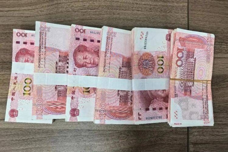 路边发现可疑包裹<strong></p>
<p>重庆蜂芒云虚拟币</strong>,一男子鬼鬼祟祟……民警打开后惊呆了