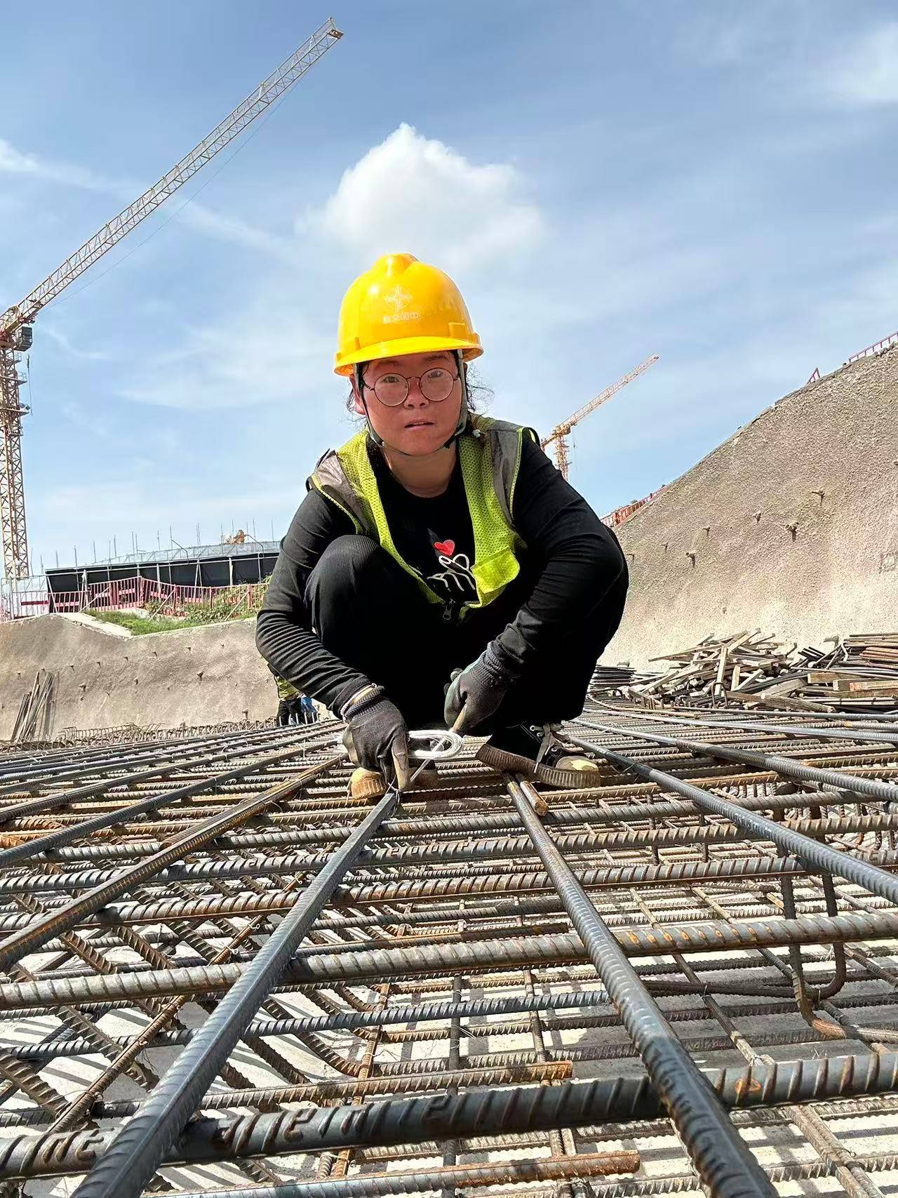 00后女孩工地绑钢筋5年成家里经济支柱:汗水流进眼睛特别疼<strong></p>
<p>虚拟币兑换通道</strong>,工友让我干轻松的活