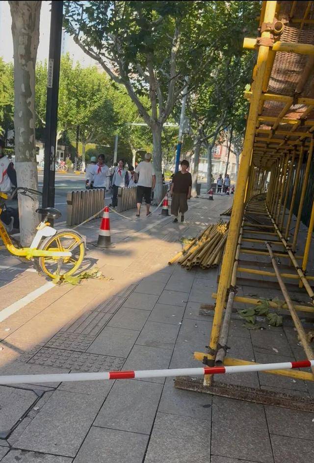事发上海校门口！学生上学像闯关：夹缝中慢慢腾挪<strong></p>
<p>虚拟币兑换通道</strong>，与非机动车迎面对冲…家长担忧：何时是头