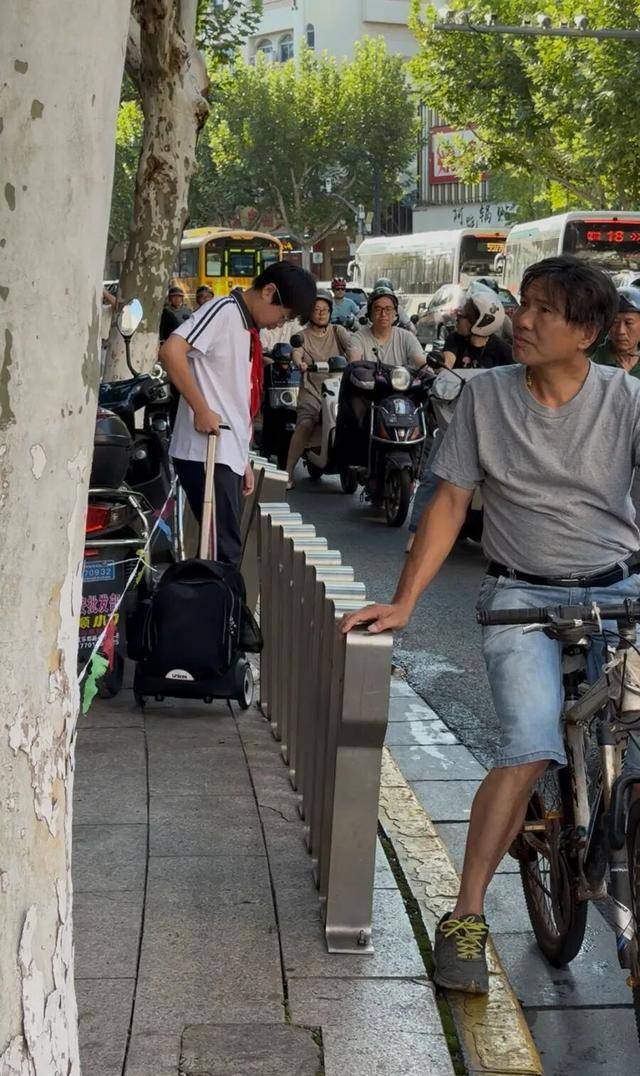 事发上海校门口！学生上学像闯关：夹缝中慢慢腾挪<strong></p>
<p>虚拟币兑换通道</strong>，与非机动车迎面对冲…家长担忧：何时是头