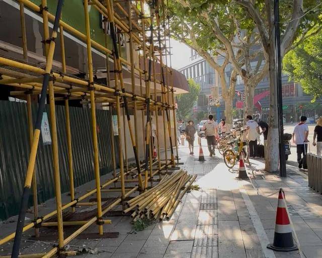 事发上海校门口！学生上学像闯关：夹缝中慢慢腾挪<strong></p>
<p>虚拟币兑换通道</strong>，与非机动车迎面对冲…家长担忧：何时是头