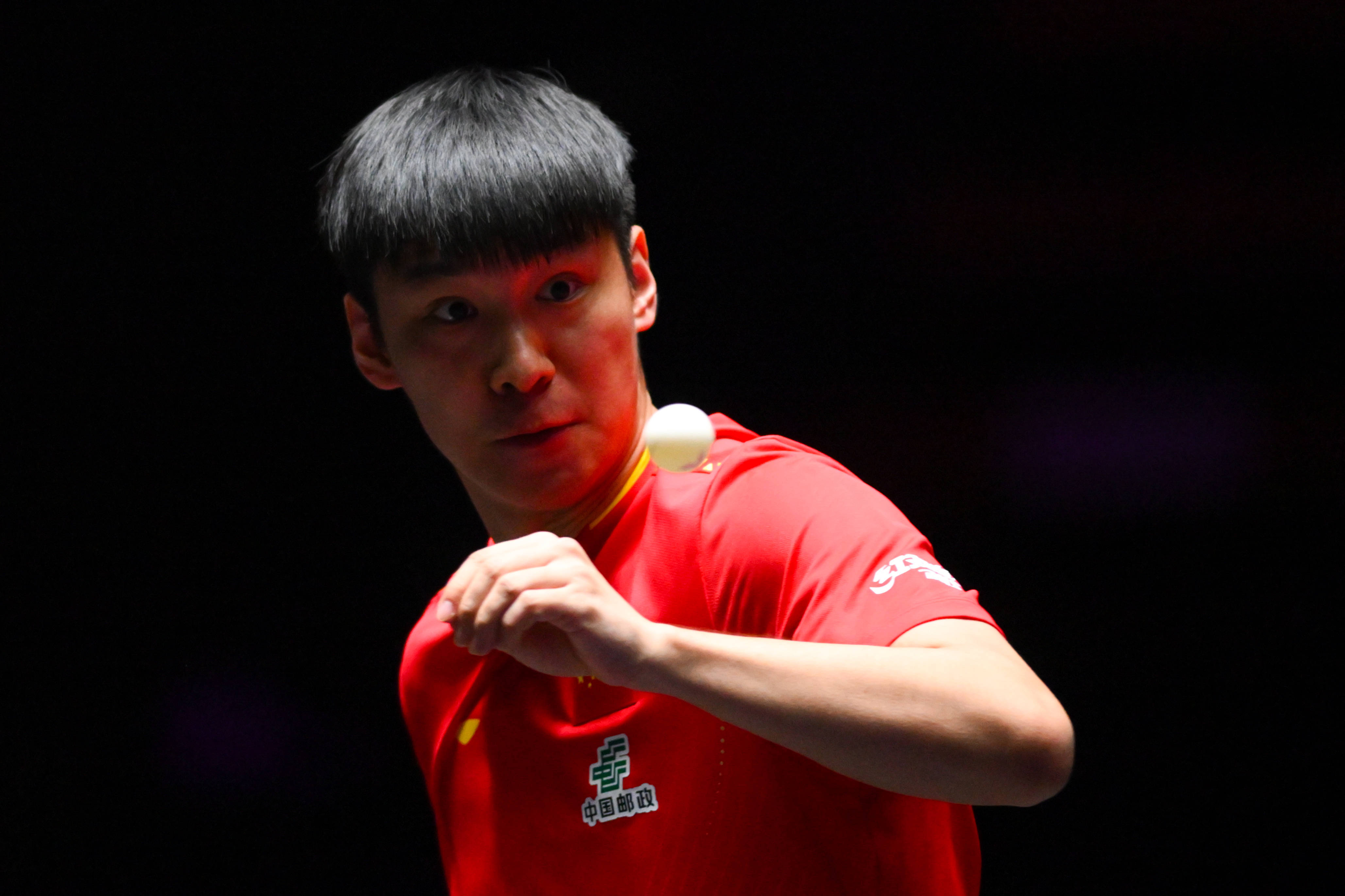 （体育）乒乓球——WTT澳门冠军赛：薛飞淘汰张本智和 晋级男单16强
