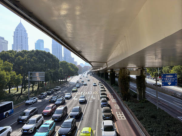 女子骑车过马路被撞判全责<strong></p>
<p>肖毅虚拟币交易</strong>，谁弱谁有理行不通了