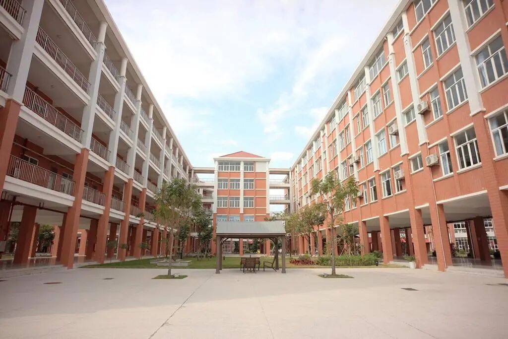 “一人收200元班费<strong></p>
<p>肖毅虚拟币交易</strong>,全班近一万元要用到什么时候”?家长质疑!官方回应