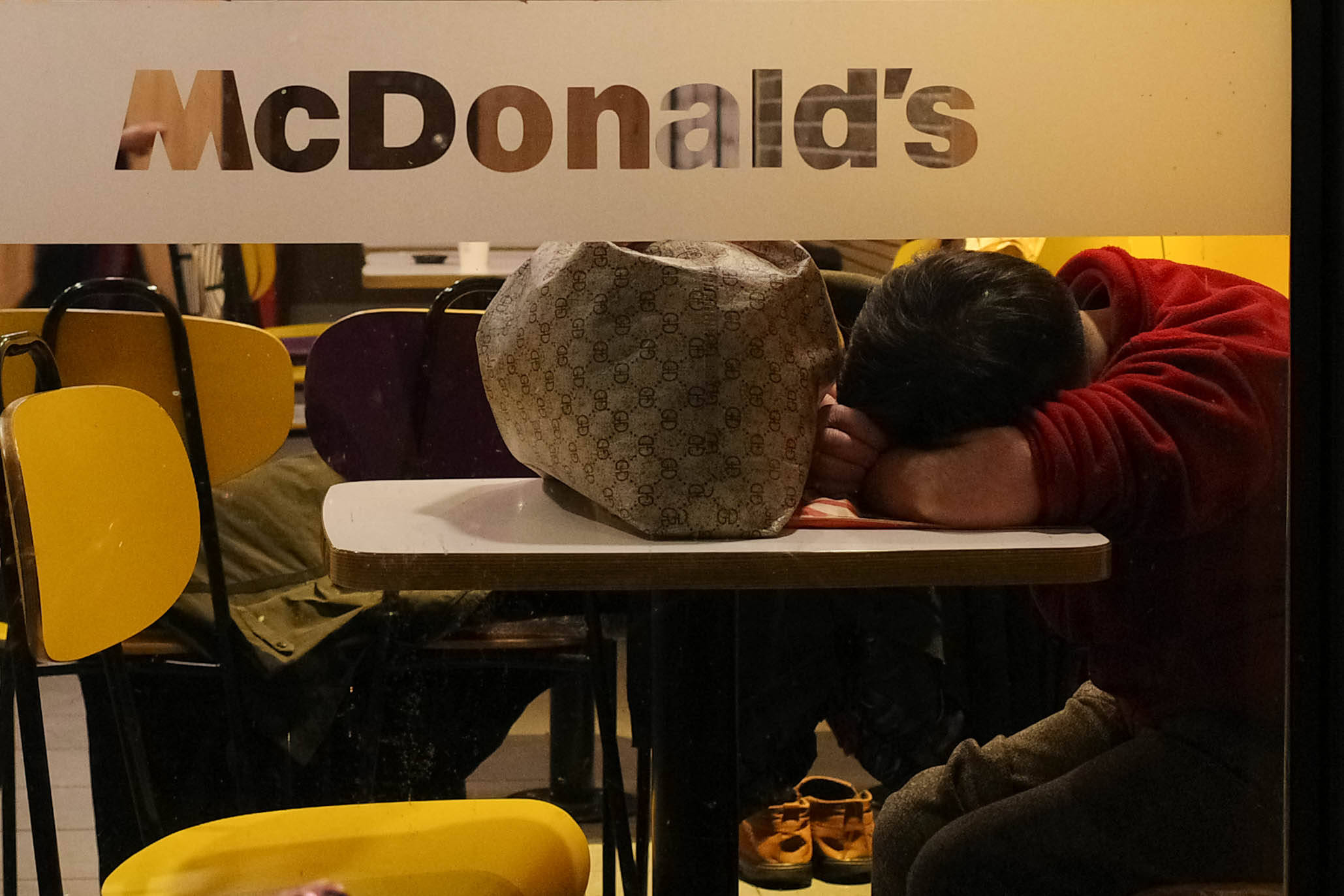 麦当劳夜宿者：老人占六成<strong></p>
<p>肖毅虚拟币交易</strong>，各有心酸事