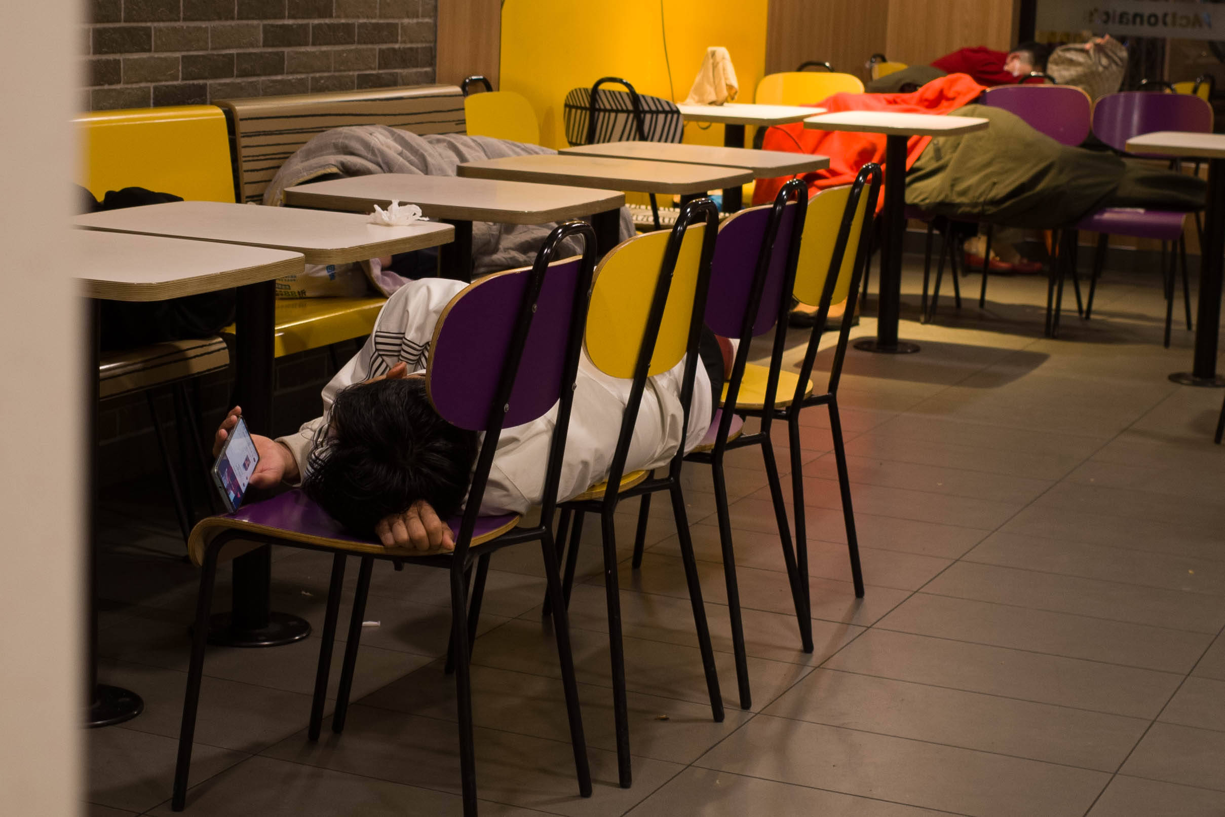 麦当劳夜宿者：老人占六成<strong></p>
<p>肖毅虚拟币交易</strong>，各有心酸事