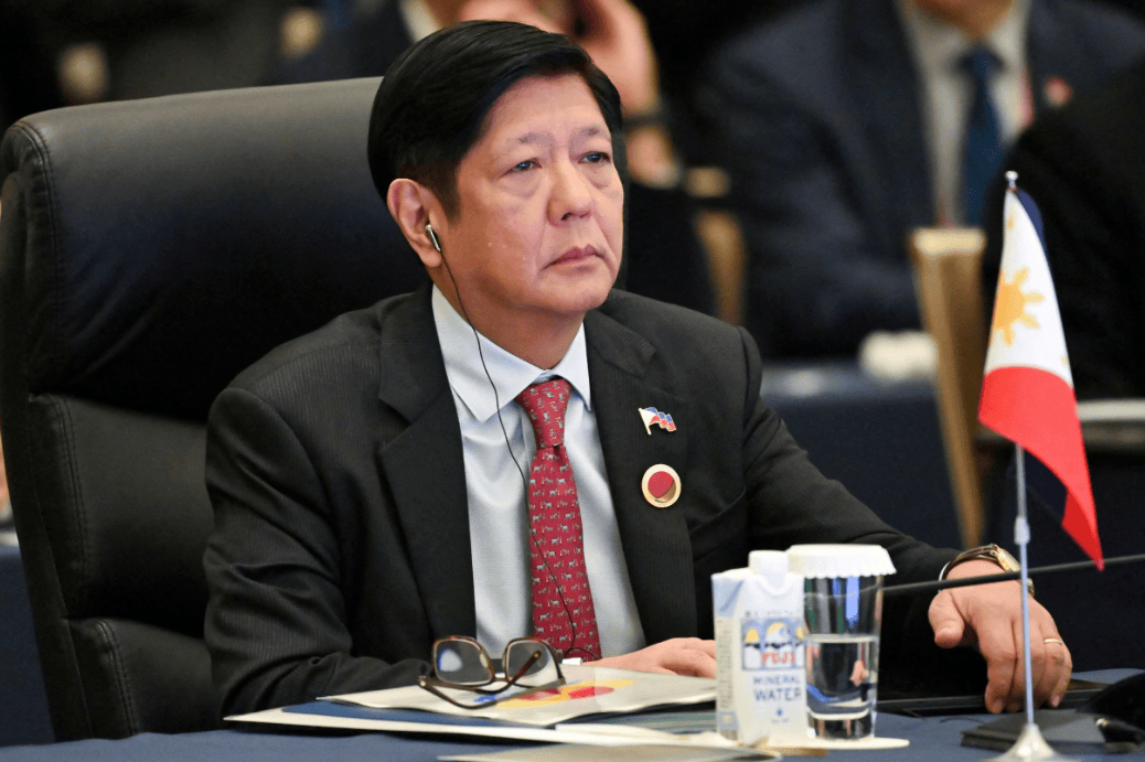 菲律宾局势突变!全军已进入待命状态<strong></p>
<p>传奇</strong>,马科斯点的火,终究烧到了自己身上