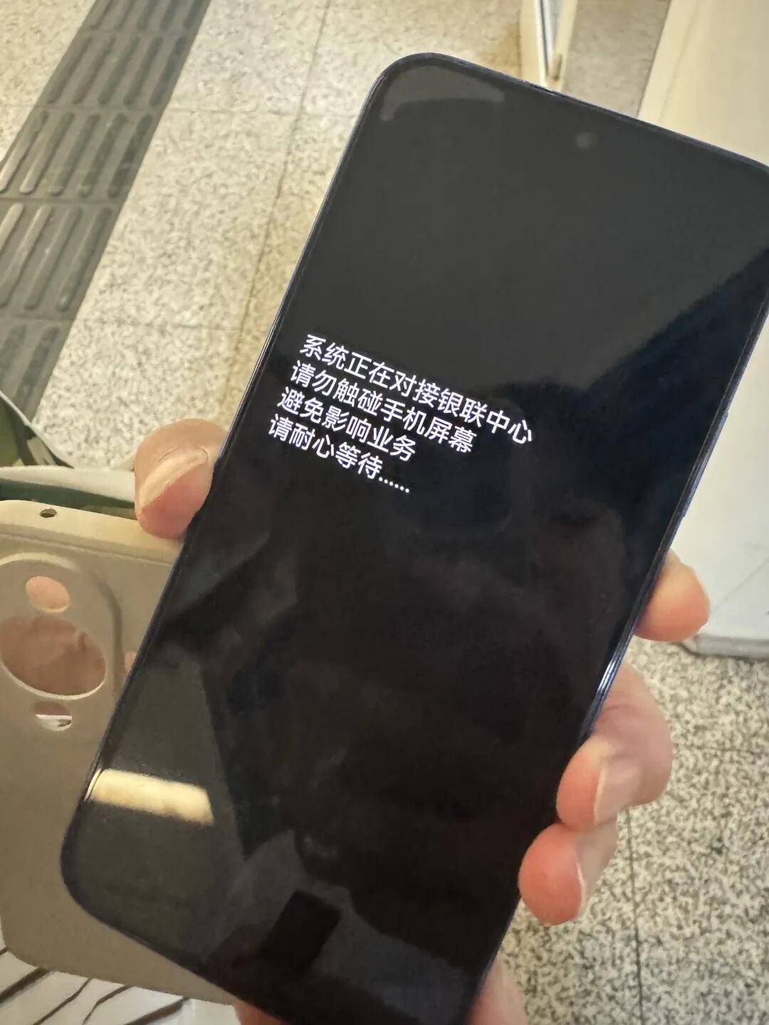 一根牙签“抢”回25万元!一老年乘客手机被“黑”<strong></p>
<p>传奇</strong>,地铁值班站长紧急取卡