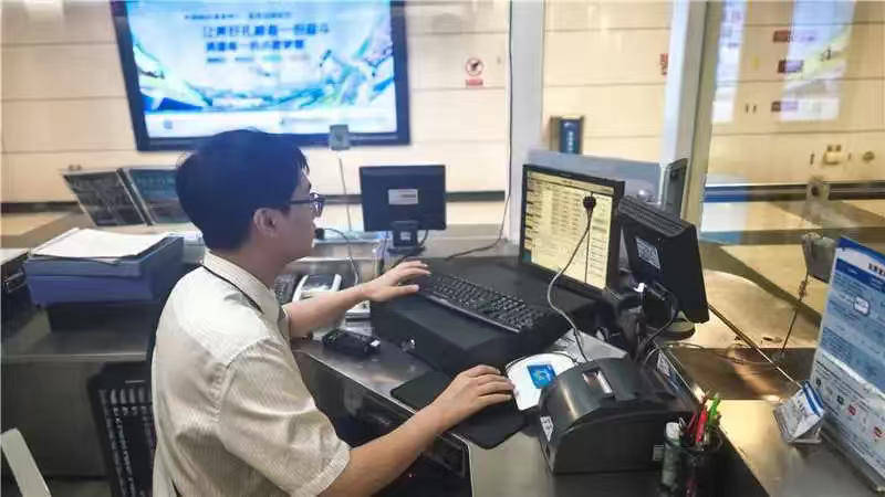 一根牙签“抢”回25万元!一老年乘客手机被“黑”<strong></p>
<p>传奇</strong>,地铁值班站长紧急取卡